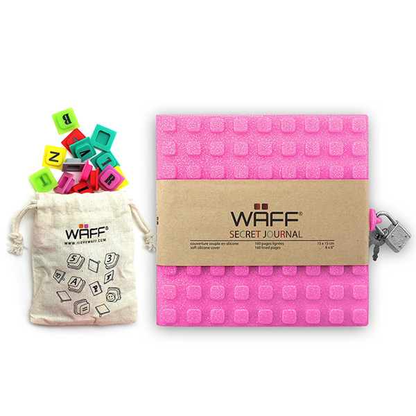 WAF017, WAFF Diario Secreto. El combo diario secreto con cubierta de silicona brillante contiene 160 paginas estilo raya, incluye 70 cubos de alfabeto (grado alimenticio), una llave y 1 candado. Con bolsa en algodón para guardar cubos.