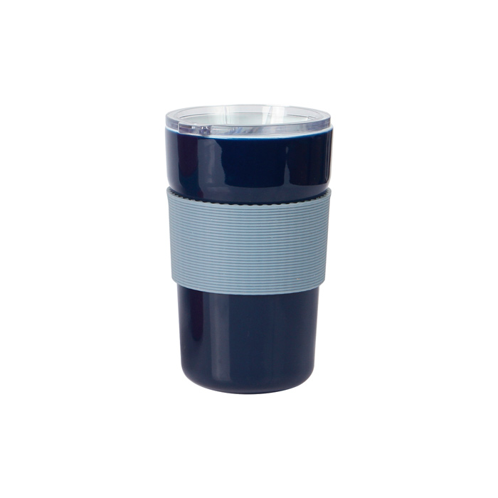 TE-127, Vaso de cerámica con tapa deslizable de PP y manga de silicón en color gris. Fabricada con materiales de grado alimenticio, no usar en microondas. Capacidad de 400 ml. Incluye caja de cartón individual.