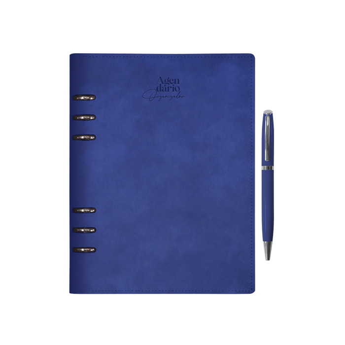 A3045, Carpeta tipo agendario organizador de pasta rígida de 6 arillos de metal, su cubierta cuenta en la parte interna con 4 compartimentos para credenciales, uno con ventana plástica, sujetador para bolígrafo. Contiene: Hoja de dedicatoria, hoja de datos de contacto, calendarios del 2025 al 2028, planificadores anuales (4), planificadores de gastos (4), planificadores de proyectos (5), hojas rayadas y hojas punteadas para notas. Incluye: regla de 20 cm, bolsa de PVC con cierre a presión y bolígrafo de aluminio acabado brillante con detalles en cromo. Puedes adquirir el respuesto Parker en tinta azul para este bolígrafo. Presentación: Caja en color negro.