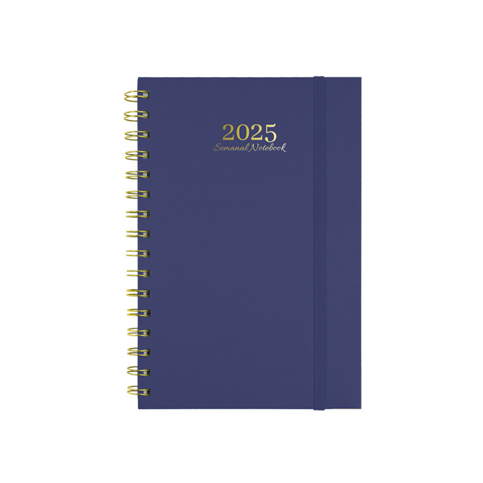 ANB2025, Agenda Semanal de 160 páginas (80 hojas de 70g.) con arillo metálico en oro, hojas rayadas y detalles dorados en las esquinas. Incluye: Cuadro de información personal, calendario 2024-2026, planificador de gastos, planificador anual, planificador mensual, agenda semanal, directorio de contactos y notas. (Cada página cuenta con un mini calendario con los días de la semana y frase motivacional). Incluye sobre para documentos en la parte interior trasera y resorte en el mismo color de la libreta para un mejor cierre. Presentación: Bolsa de celofán.